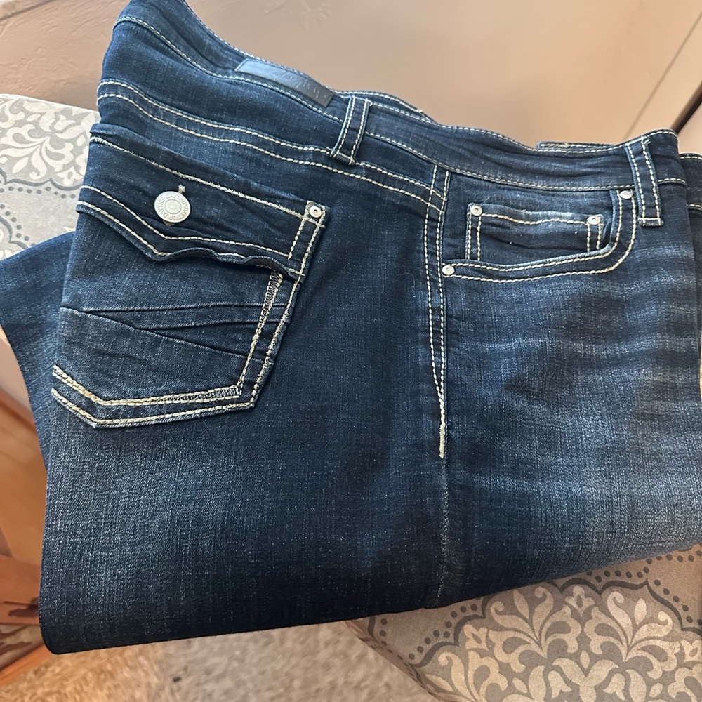 Buckle Virgo Daytrip 34XL Women’s jeans. Have only been worn twice. Perfect cond